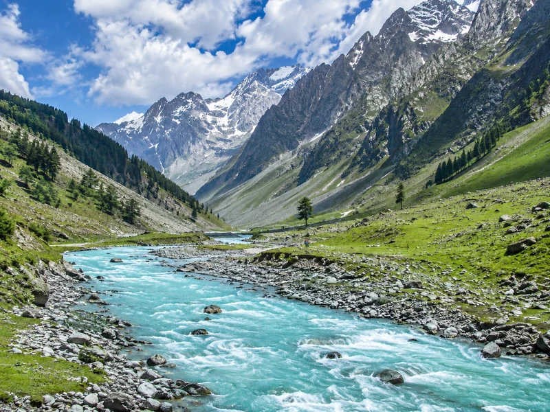 Turquoise river water below the mountains at Sonamarg